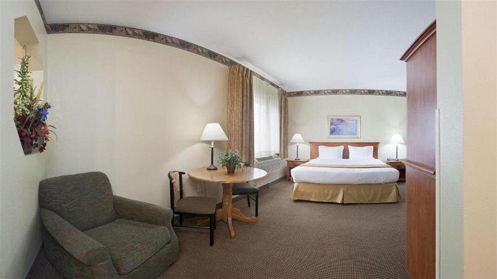 Wyndham Garden Anchorage Airport Hotel Exterior photo