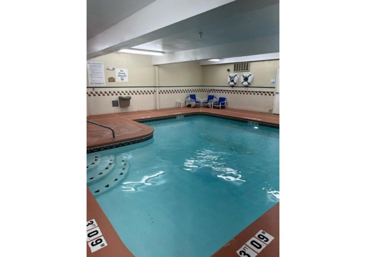 Wyndham Garden Anchorage Airport Hotel Exterior photo